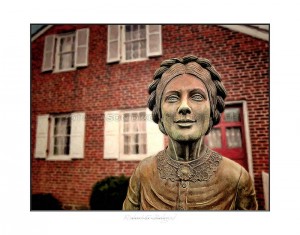 mo-0051_jennie-wade-statue-and-house